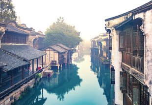 江南水乡静谧河道风景