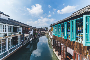 水乡蓝窗建筑风景