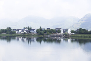 湖畔村落美景如画