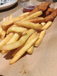 炸薯条与炸鸡块
