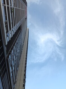 仰视高楼与天空美景