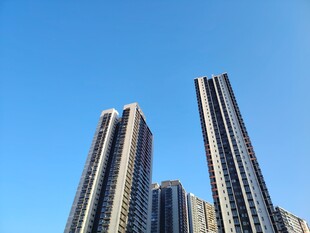 城市高楼耸立蓝天之下