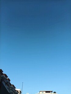 蓝天映衬下的建筑顶部