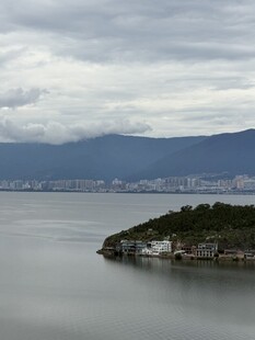 湖畔小岛 远山云雾景致