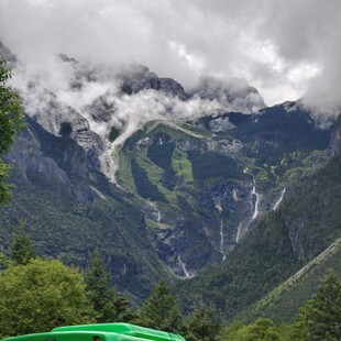 云雾缭绕的壮丽山景