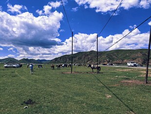 草原风光下的户外场景