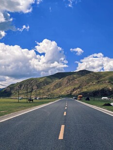 宽阔公路通向远方山峦