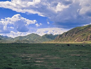 草原山川蓝天白云美景