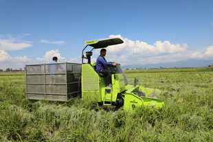 田野中的绿色农业机械设备