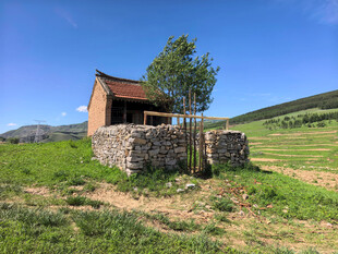 山间小屋静享自然之美
