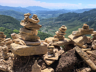 山间石堆景观