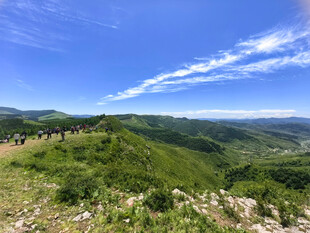 山峦蓝天美景