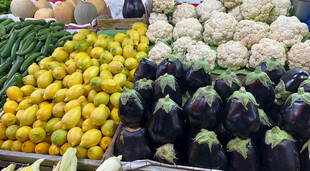 多彩新鲜蔬菜摆满摊位