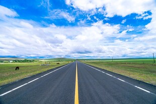 宽阔公路伸向蓝天白云