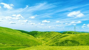 翠绿山丘间的蓝天美景