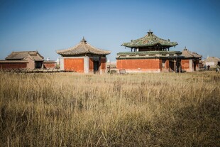 草原上的传统中式建筑群