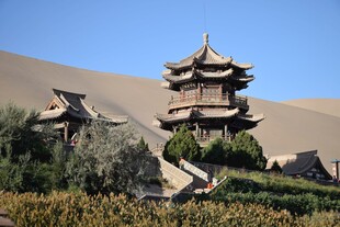 沙漠中的中式古建筑景观