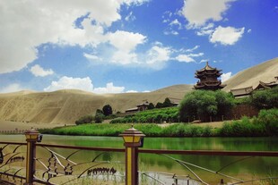 沙漠中的湖畔古建筑景观