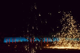 夜空中绚烂的金属火花飞舞