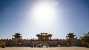 阳光下的中式古建筑景观