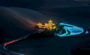 山间夜景灯光璀璨景观