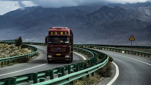 公路上行驶的大巴车