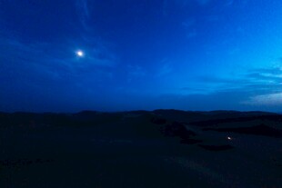 夜幕下的旷野星空