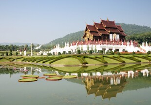 湖畔泰式建筑景观