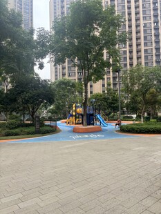 小区内的儿童游乐区域