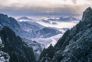 雪覆山峦云海壮丽景观