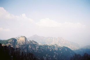 壮丽山景 云雾缭绕之美