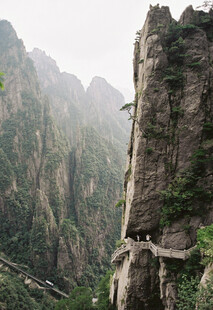 险峻山间栈道