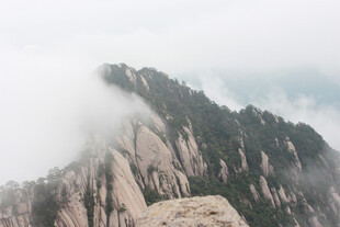 云雾缭绕的壮美山峰