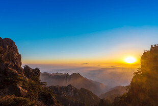 日出时分的壮丽山岳景观