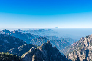 壮丽群山蓝天美景
