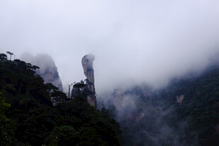 云雾缭绕中的挺拔山峰