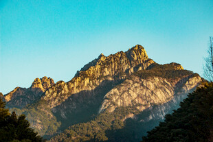 壮丽山峦映蓝天