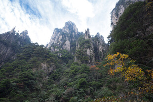 壮美山峦间的秋日景致