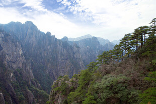 壮丽山景 绿意盎然的山峦