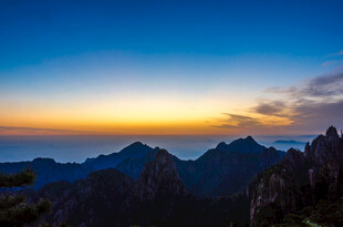 壮丽山巅日出美景