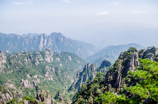 壮丽山峦景观