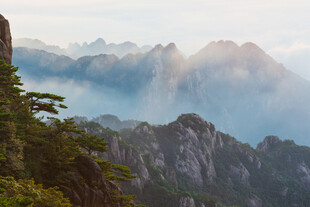 云雾缭绕的壮美山峦