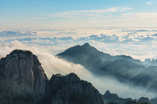 云雾缭绕的壮丽山景