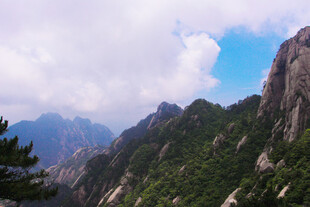 壮丽山景 云雾缭绕的奇峰
