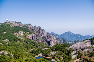 秀丽山峦间的静谧湖景
