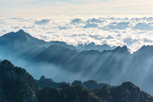 云海中的壮丽山峦