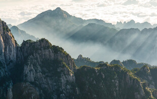山峦云海间的壮丽景致