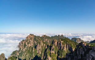巍峨山峦耸立于云海之上
