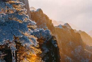 雪覆山峦现壮丽美景