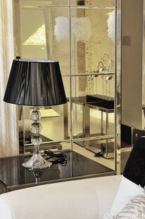 卧室精致台灯与镜面装饰